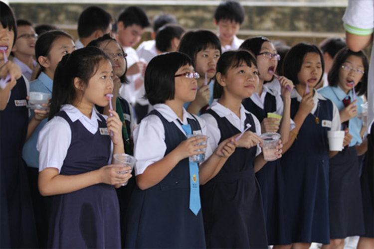 小朋友学习竖刷